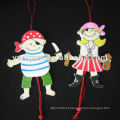 boneca de corda de madeira de design pirata para crianças